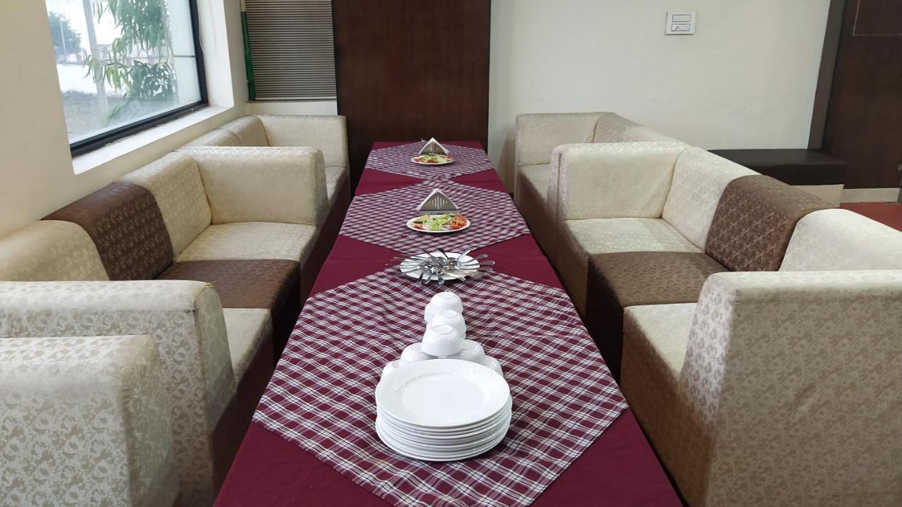 Hotel Eurasia Mohali International Airport Zirakpur Екстер'єр фото